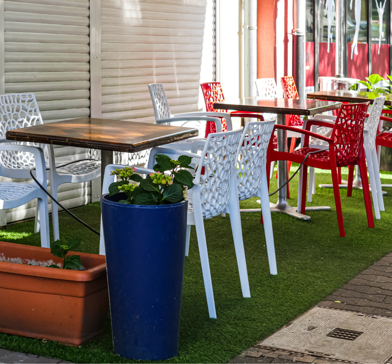 Benefits of installing artificial grass in your pubs or restaurants